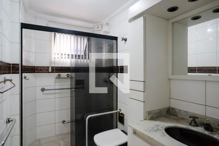 Casa para alugar com 400m², 6 quartos e 4 vagasBanheiro suíte primeiro andar