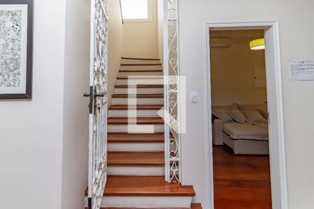 Casa à venda com 390m², 4 quartos e 2 vagas Casa à venda com 390m², 4 quartos e 2 vagasEscada