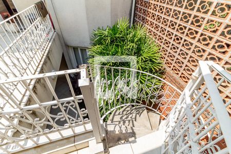 Casa à venda com 390m², 4 quartos e 2 vagas Casa à venda com 390m², 4 quartos e 2 vagasEscada