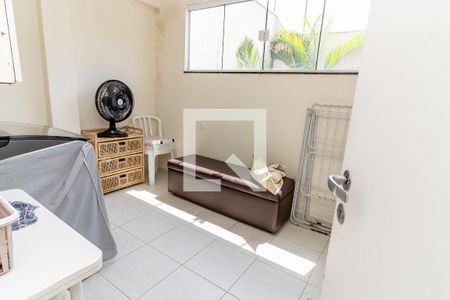 Casa à venda com 390m², 4 quartos e 2 vagas Casa à venda com 390m², 4 quartos e 2 vagasQuintal / Área de Serviço