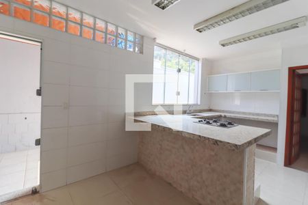 Casa à venda com 250m², 3 quartos e 5 vagas Casa à venda com 250m², 3 quartos e 5 vagasCozinha e Área de Serviço