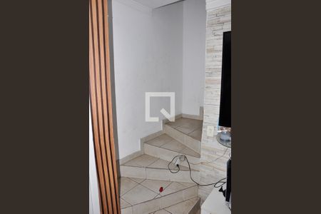 Casa de condomínio para alugar com 100m², 2 quartos e 2 vagasEscada Quartos