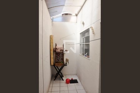 Casa de condomínio para alugar com 100m², 2 quartos e 2 vagasDetalhe - Área de Serviço e Quintal