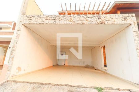 Casa de condomínio à venda com 270m², 3 quartos e 3 vagas Casa de condomínio à venda com 270m², 3 quartos e 3 vagasFachada