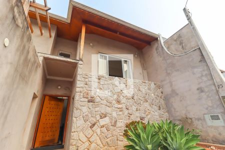 Casa de condomínio à venda com 270m², 3 quartos e 3 vagas Casa de condomínio à venda com 270m², 3 quartos e 3 vagasFachada