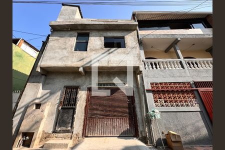 Casa à venda com 180m², 2 quartos e 1 vaga Casa à venda com 180m², 2 quartos e 1 vagaFachada
