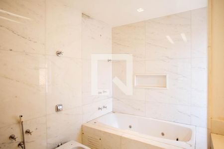 Casa à venda com 780m², 6 quartos e 5 vagasBanheiro da Suíte