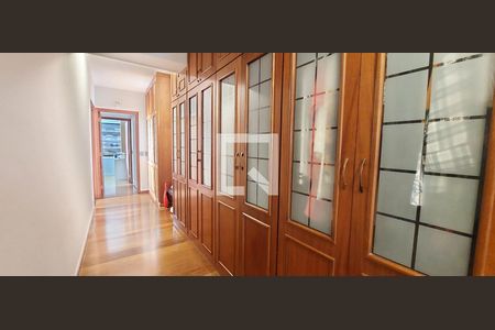 Apartamento à venda com 370m², 5 quartos e 8 vagasCorredor Quartos