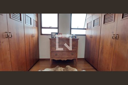 Apartamento à venda com 370m², 5 quartos e 8 vagasCloset Quarto 3 suíte