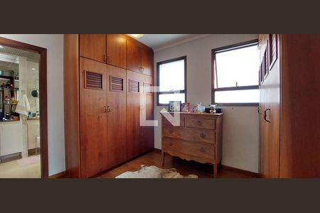 Apartamento à venda com 370m², 5 quartos e 8 vagasCloset Quarto 3 suíte