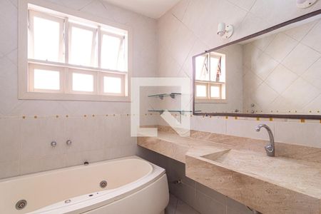 Casa de condomínio à venda com 280m², 5 quartos e 3 vagasBanheiro do Quarto 2