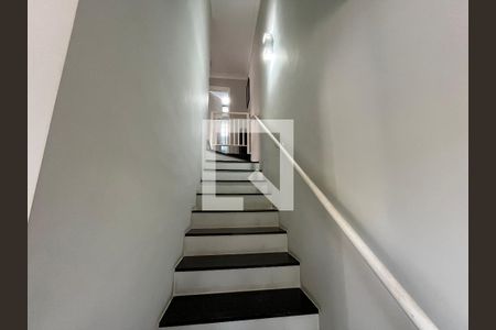 Casa de condomínio para alugar com 120m², 3 quartos e 2 vagas Casa de condomínio para alugar com 120m², 3 quartos e 2 vagasEscadas
