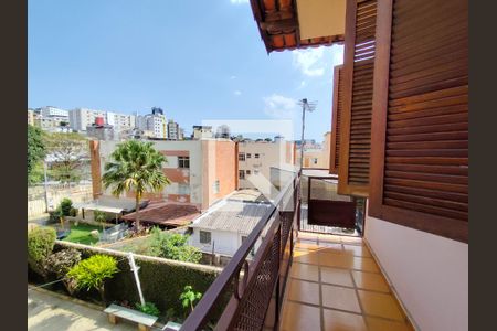 Casa à venda com 485m², 4 quartos e 4 vagas Casa à venda com 485m², 4 quartos e 4 vagasVaranda do Quarto