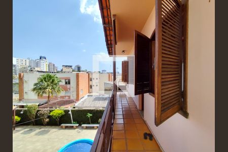 Casa à venda com 485m², 4 quartos e 4 vagas Casa à venda com 485m², 4 quartos e 4 vagasVaranda do Quarto