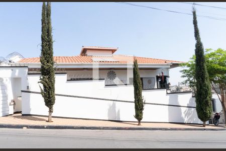 Fachada de casa para alugar com 3 quartos, 276m² em Cândida Ferreira, Contagem