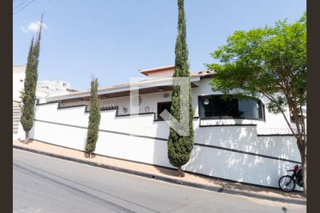 Casa para alugar com 276m², 3 quartos e 3 vagas Casa para alugar com 276m², 3 quartos e 3 vagasFachada