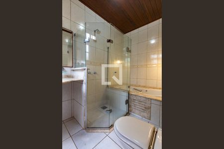 Banheiro Suíte de casa à venda com 5 quartos, 218m² em Espírito Santo, Porto Alegre