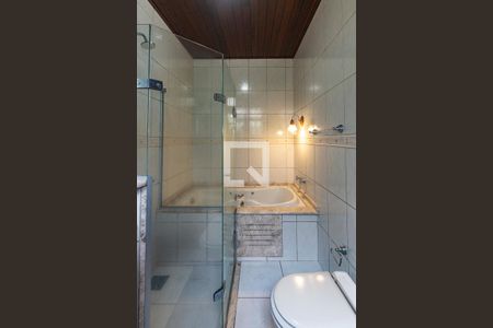 Banheiro Suíte de casa à venda com 5 quartos, 218m² em Espírito Santo, Porto Alegre