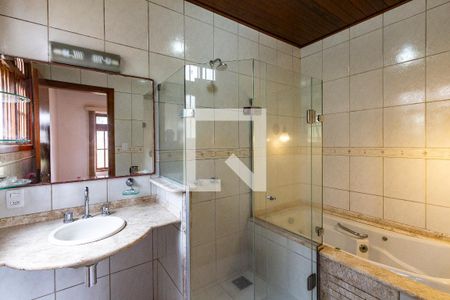 Banheiro Suíte de casa à venda com 5 quartos, 218m² em Espírito Santo, Porto Alegre