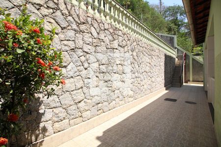 Casa de condomínio à venda com 350m², 4 quartos e 3 vagasFundos