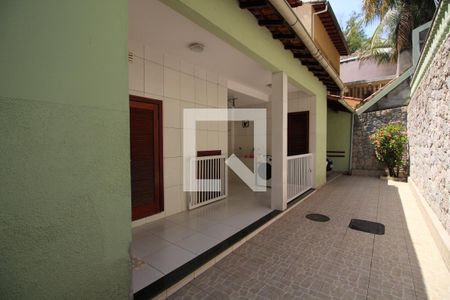 Casa de condomínio à venda com 350m², 4 quartos e 3 vagasFundos