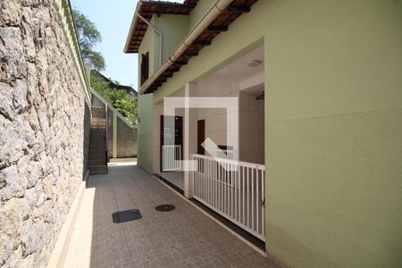 Casa de condomínio à venda com 350m², 4 quartos e 3 vagasFundos