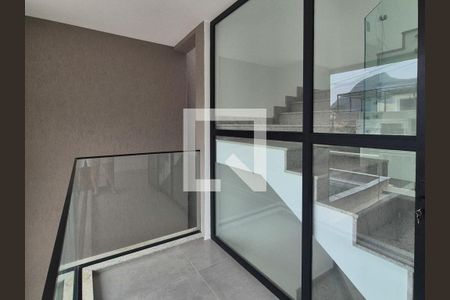 Casa de condomínio à venda com 300m², 5 quartos e 2 vagasEscada