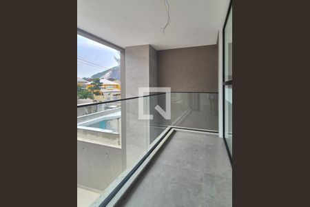 Casa de condomínio à venda com 300m², 5 quartos e 2 vagasEscada