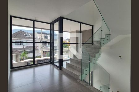 Casa de condomínio à venda com 300m², 5 quartos e 2 vagasEscada