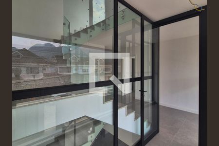 Casa de condomínio à venda com 300m², 5 quartos e 2 vagasEscada