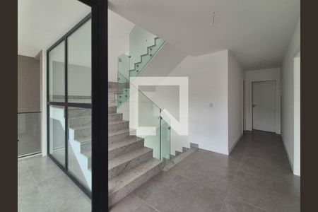 Casa de condomínio à venda com 300m², 5 quartos e 2 vagasEscada