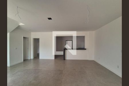 Sala de casa de condomínio à venda com 5 quartos, 300m² em Vargem Pequena, Rio de Janeiro