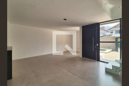 Sala de casa de condomínio à venda com 5 quartos, 300m² em Vargem Pequena, Rio de Janeiro