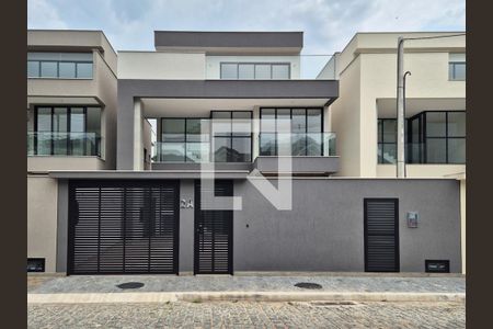 Casa de condomínio à venda com 300m², 5 quartos e 2 vagasFachada