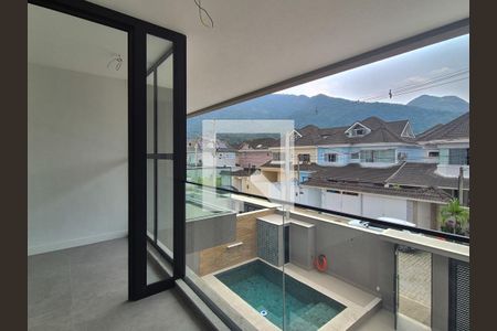 Casa de condomínio à venda com 300m², 5 quartos e 2 vagasEscada