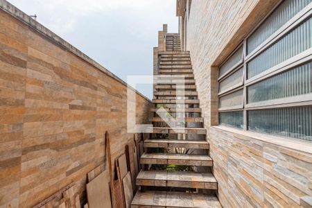 Casa à venda com 105m², 2 quartos e sem vaga Casa à venda com 105m², 2 quartos e sem vagaEscada entrada