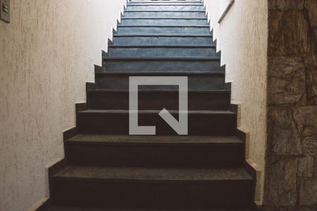 Casa à venda com 160m², 4 quartos e 4 vagas Casa à venda com 160m², 4 quartos e 4 vagasEscada