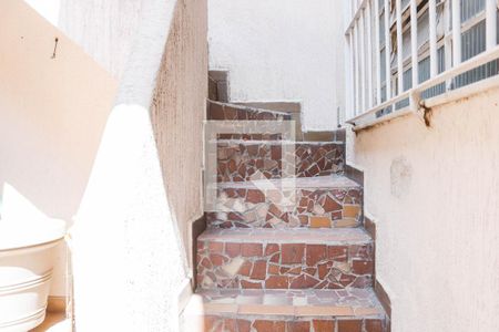 Casa à venda com 160m², 4 quartos e 4 vagas Casa à venda com 160m², 4 quartos e 4 vagasEscada