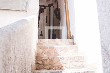 Casa à venda com 160m², 4 quartos e 4 vagas Casa à venda com 160m², 4 quartos e 4 vagasEscada