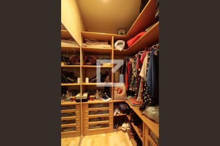 Apartamento à venda com 310m², 4 quartos e 3 vagasCloset quarto 1 suíte