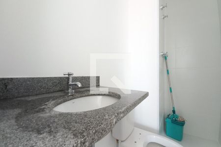 Banheiro de apartamento à venda com 2 quartos, 57m² em Centro, Campinas