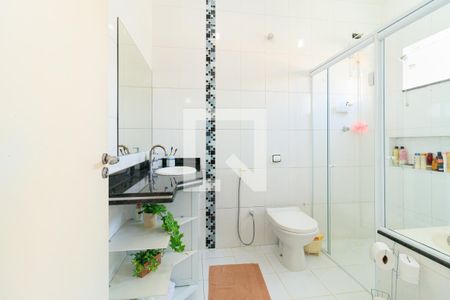 Casa à venda com 195m², 3 quartos e 4 vagasBanheiro da Suíte 2