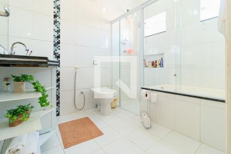 Casa à venda com 195m², 3 quartos e 4 vagasBanheiro da Suíte 1