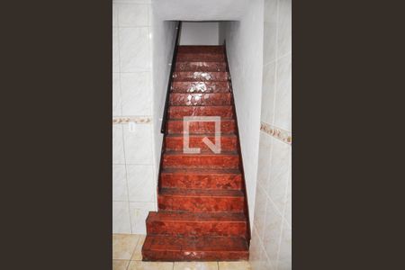 Casa para alugar com 132m², 2 quartos e 2 vagasEscada Quarto 02 e 03