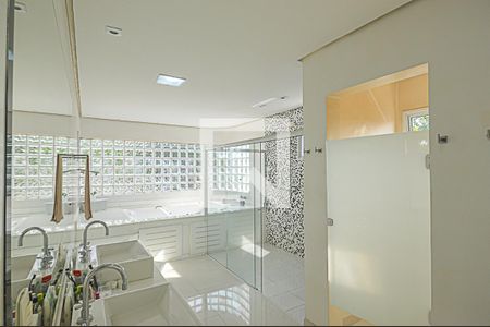 Casa à venda com 701m², 4 quartos e 5 vagasBanheiro da Suíte