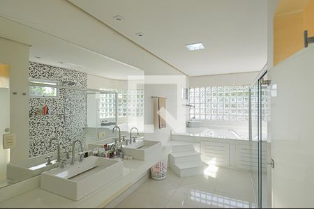 Casa à venda com 701m², 4 quartos e 5 vagasBanheiro da Suíte