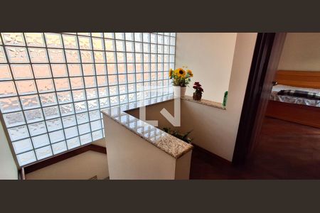 Casa à venda com 311m², 3 quartos e 3 vagas Casa à venda com 311m², 3 quartos e 3 vagasEscada