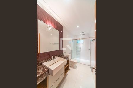 Casa de condomínio à venda com 404m², 3 quartos e 6 vagas Casa de condomínio à venda com 404m², 3 quartos e 6 vagasBanheiro Social