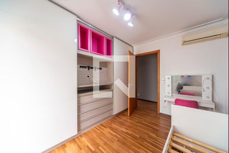 Casa de condomínio à venda com 404m², 3 quartos e 6 vagas Casa de condomínio à venda com 404m², 3 quartos e 6 vagasQuarto 2