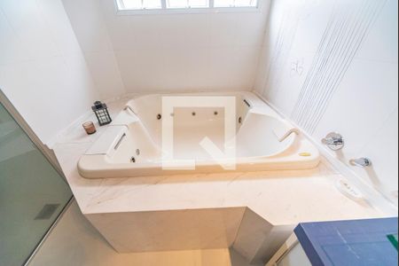 Casa de condomínio à venda com 404m², 3 quartos e 6 vagas Casa de condomínio à venda com 404m², 3 quartos e 6 vagasBanheiro do Quarto 3